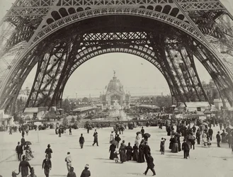 Bajo la Torre Eiffel, del Álbum de la Exposición 1889 por Glucq, París 1889 (fotograbado)